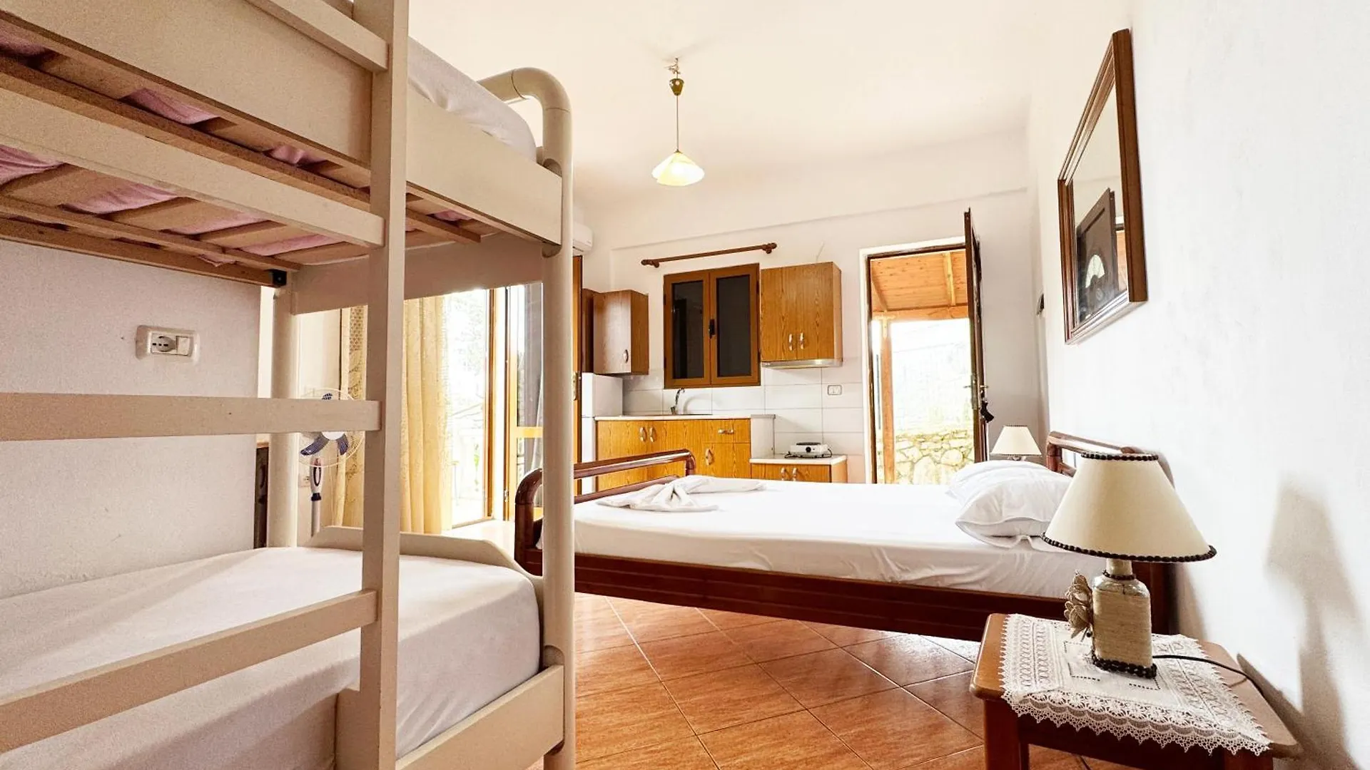 Antonia Rooms Qeparo Guest house