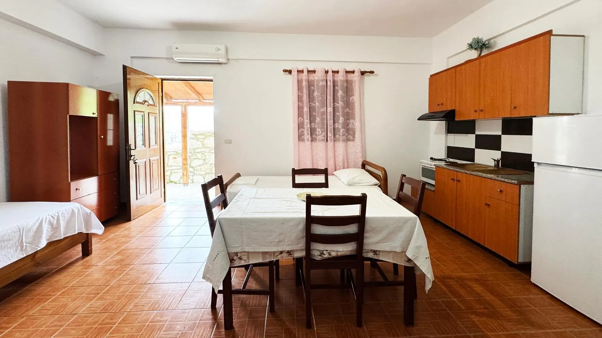Antonia Rooms Qeparo 0*,