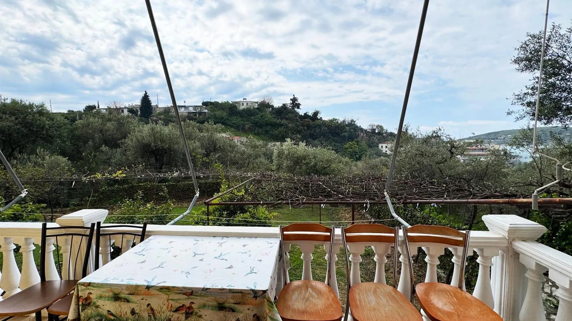 Antonia Rooms Qeparo