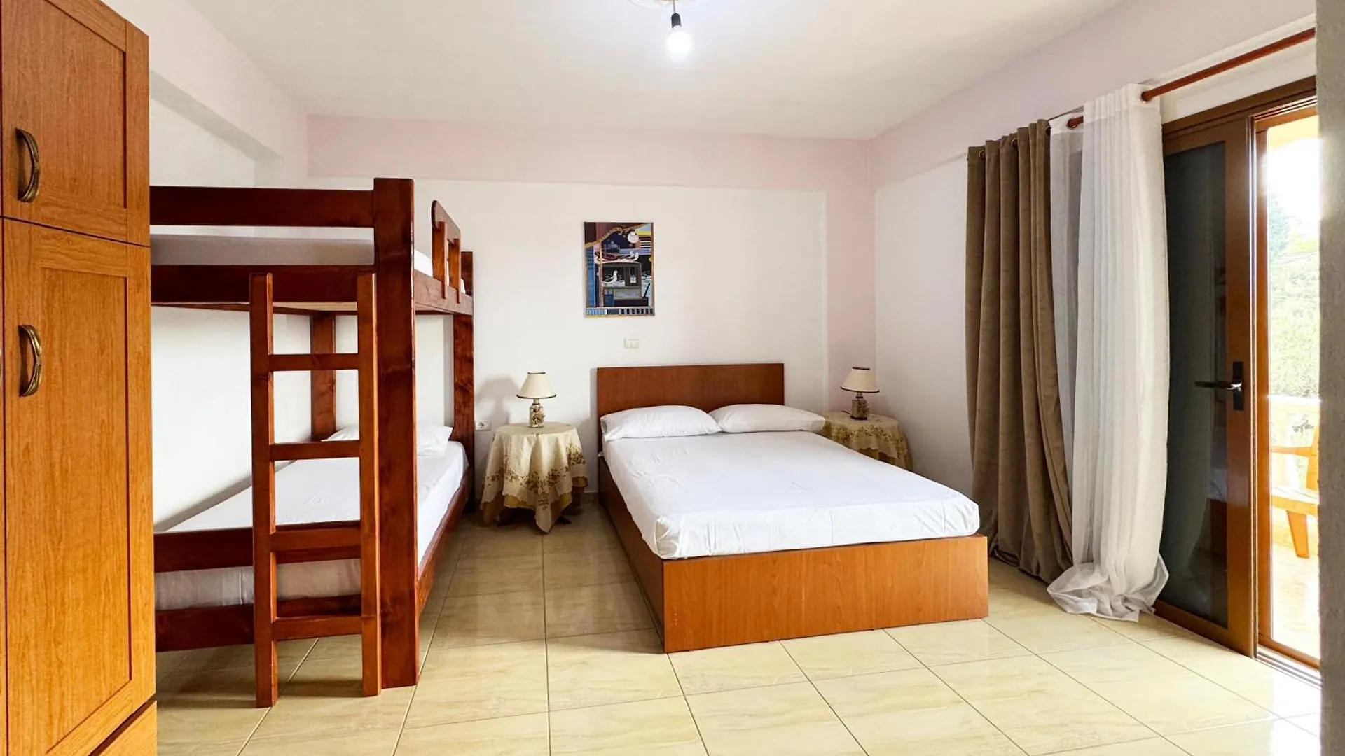 Antonia Rooms Qeparo