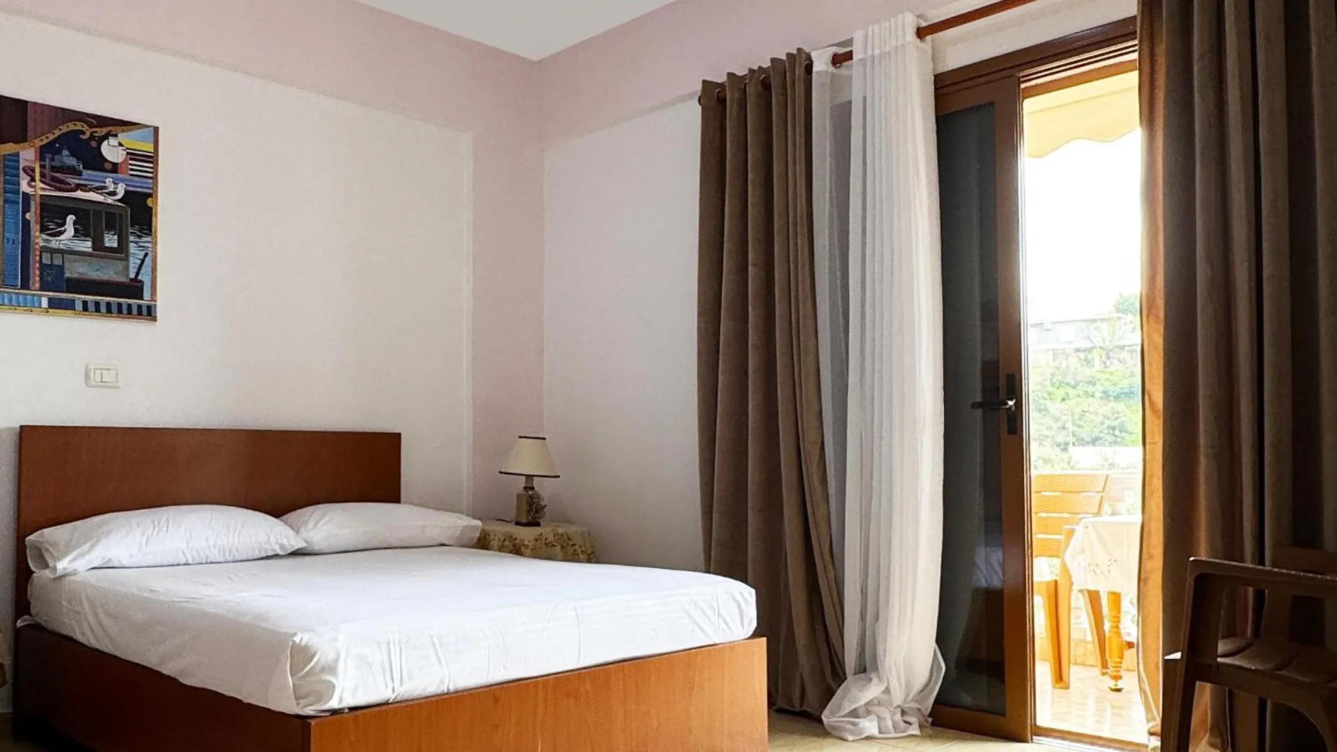 Antonia Rooms Qeparo 0*,