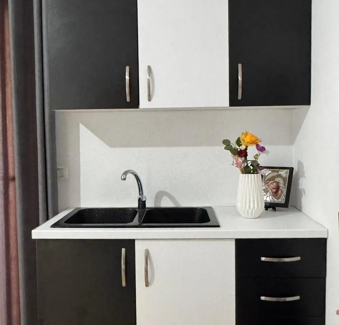Antonia Rooms Qeparo