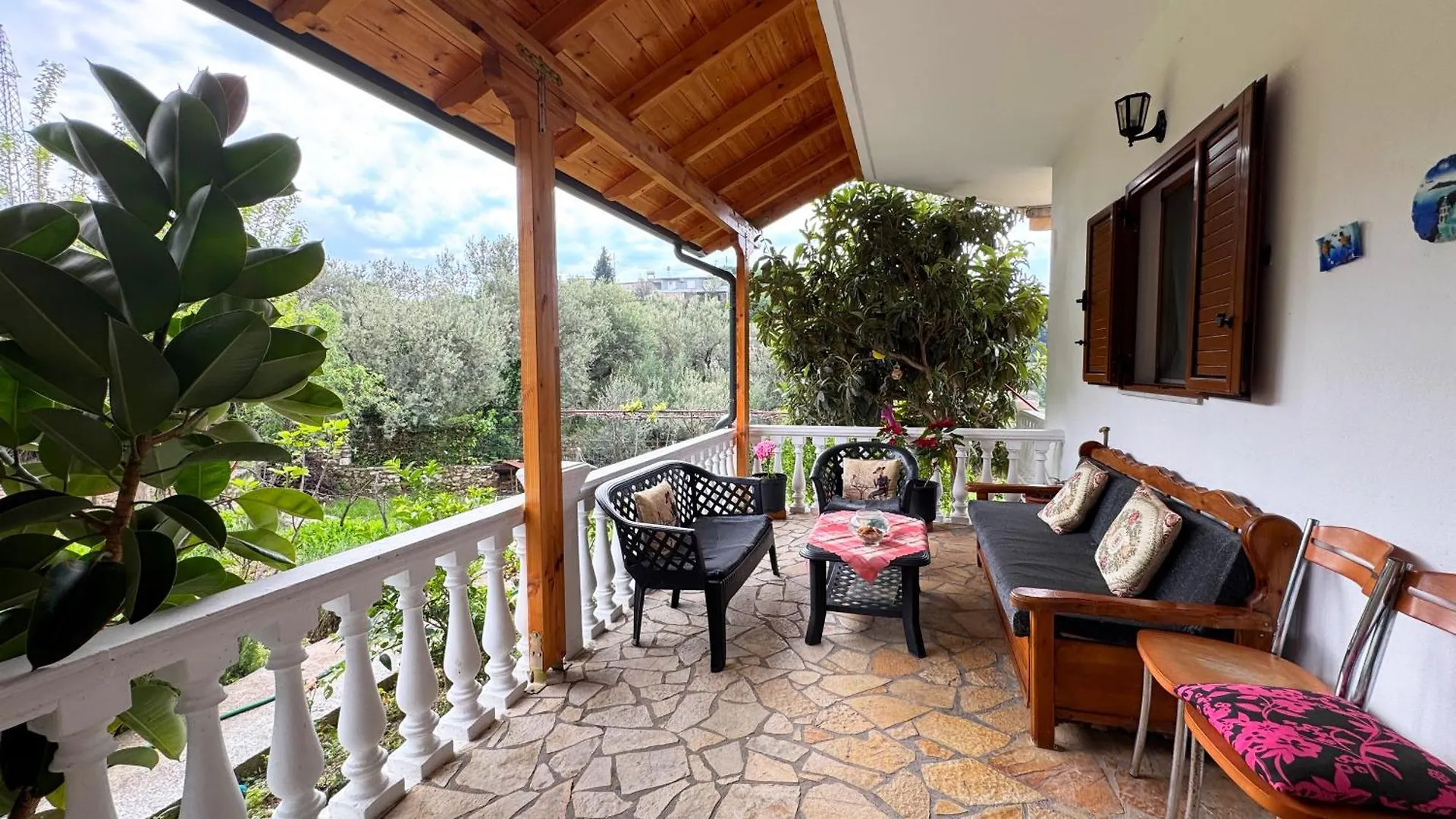 Antonia Rooms Qeparo